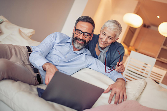 Zufriedenes Paar Haus zum besten Preis verkauft Immobilienmakler